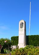 Le monument aux morts américain de Saint-Briac-sur-Mer en Ille-et-Vilaine. Ce monument fut érigé en l'honneur du Captain Wilner, du First Class Roy O'Posey et du First Class J. MacDaniel, tombés le 15 août 1944 à Saint-Briac.