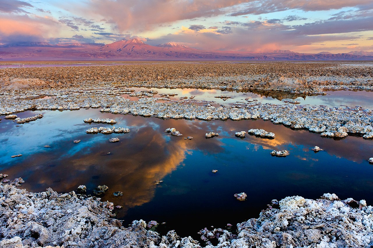 Le salar d'Atacama, le plus grand désert de sel du Chili, dans le désert d'Atacama.  (définition réelle 1 920 × 1 280)