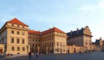 Salmovský palác, v pozadí Schwarzenberský palác