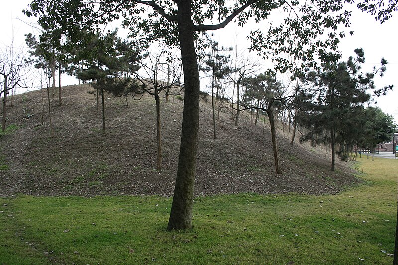 File:Sanxingdui Shang-era City Wall 3.jpg