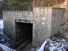 Südliches Tor zum Schneckenbergtunnel in der Nähe des Bahnhofs