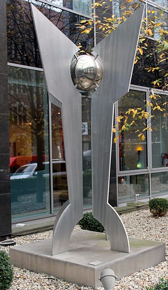 File:Skulptur Friedrichstr 151 (Mitte) Flügel&Günter A Steinmann&2010.jpg