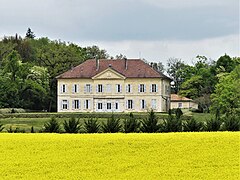 Champ de colza devant le château de Sorges.