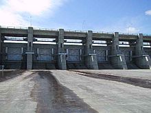 Defluo Pordegoj ĉe Gardiner Dam.jpg