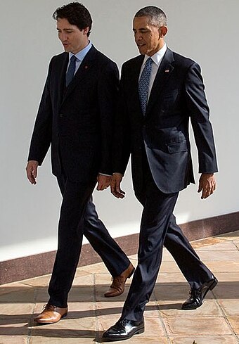 Trudeau walks with US President Barack Obama along the Colonnade to the Oval Office, March 10, 2016