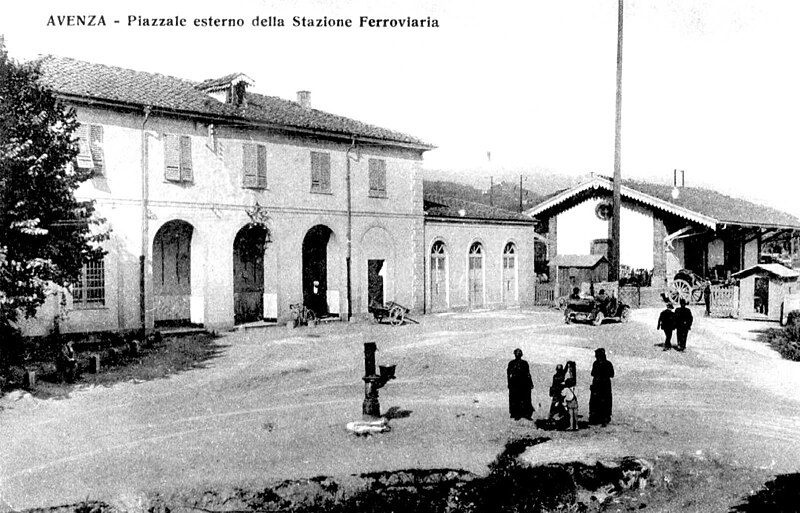 File:Stazione di Avenza nel 1930.jpg