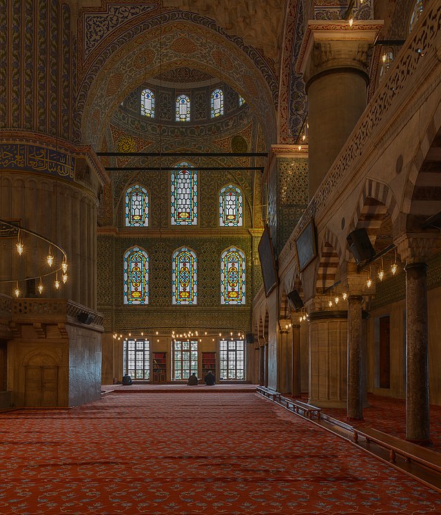 פנים המסגד הכחול. המסגד נודע בשם "המסגד הכחול" בשל האריחים הכחולים המצפים את קירותיו הפנימיים (אף שהצבע דהה במהלך השנים).