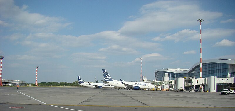 File:TAROM Boeing 737-700 (2).JPG