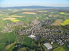 Blick über den Goldenen Grund von Westen zum Östlichen Hintertaunus und Hochtaunus, am mittleren linken Bildrand die A3, vorne Dauborn