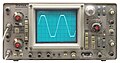 Um osciloscópio analógico portátil modelo Tektronix 475A