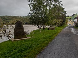 Denkmal in der Nähe des Kilmacsimon Quay am Fluss Bandon