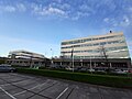 Het tijdelijke raadhuis van de gemeente aan de Taurusavenue. Rechts Toren A en links Toren B.