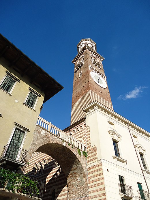 De Torre dei Lamberti met op de voorgrond de Arco della Costa.