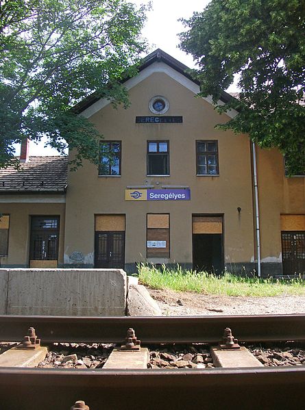 File:Train Station, Seregélyes 03.jpg