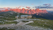 Vista del Catinaccio desde el Refugio Bolzano durante el fenómeno de la enrosadira