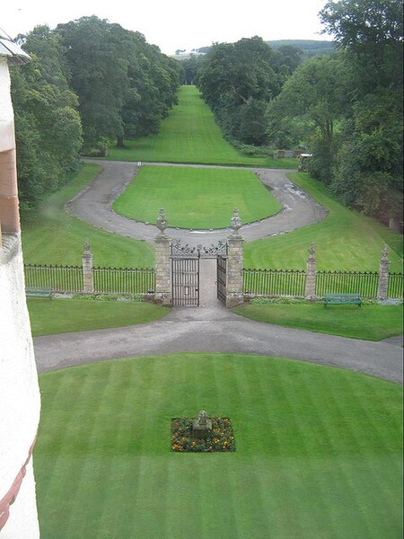 File:Traquair House Zufahrt.jpg