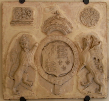 Large relief-sculpted stone tablet displaying the royal arms of one of the Tudor monarchs (1485-1603) with other heraldic elements, formerly at Moor Hayes, now displayed in Tiverton Museum (item TIVMS: 1977.727) TudorCoatOfArms MoorhayesCullompton TivertonMuseum Devon.PNG