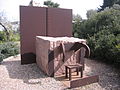 כיסא, מזבח, קיר ברזל, 1994–1995 פלדה ואבן גרניט, גובה 252 ס"מ, אורך 260 ס"מ, עומק 360 ס"מ מוזיאון ישראל
