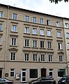 Tumblingerstraße 28; Mietshaus, schlicht, in spätklassizistischer Tradition, 1877 von M. Fleschhut; stattlicher Block mit Nr. 26 und 30. This is a picture of the Bavarian Baudenkmal (cultural heritage monument) with the ID D-1-62-000-7059 (Wikidata)