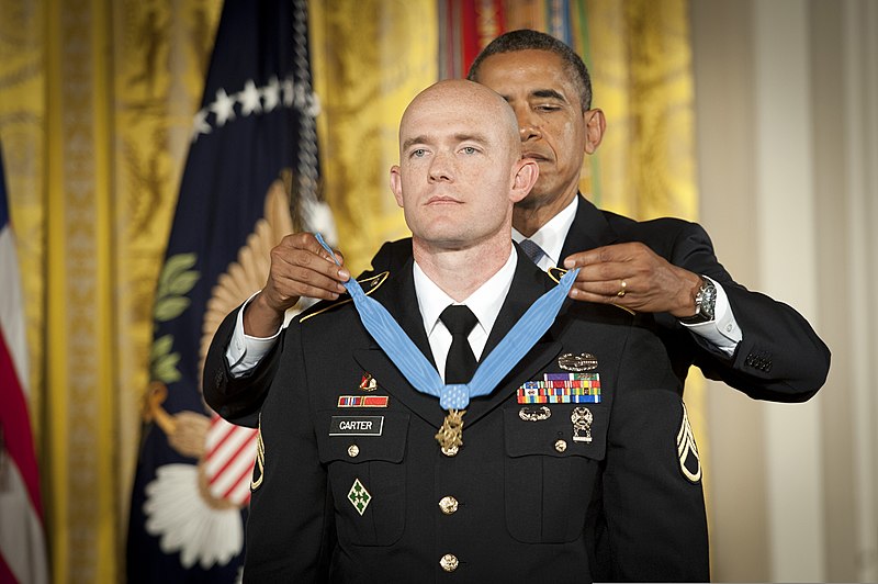 File:U.S. Army Staff Sgt. Ty Michael Carter, front, receives a Medal of Honor from President Barack Obama during a ceremony at the White House in Washington, D.C., Aug. 26, 2013 130826-A-AJ780-001.jpg