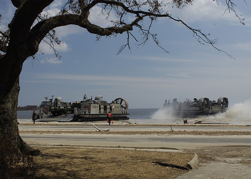 File:US Navy 050906-N-6925C-002 A U.S. Navy Landing Craft, Air Cushion (LCAC), assigned to Assault Craft Unit Four (ACU-4), arrives on the beach in Biloxi, Miss., to offload relief supplies for the victims of Hurricane Katrina.jpg