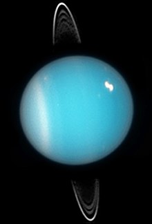 Deux images d'Uranus montrant de grands arcs partant de son équateur jusqu'à loin au-dessus de ses pôles, un nuage est très visible dans l'hémisphère Nord.