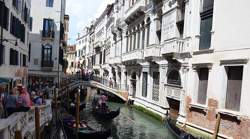 File:Venice, canal traffic.jpg