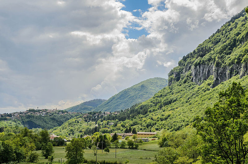 File:Vista da Scarenna, fraz. di Asso (CO).jpg