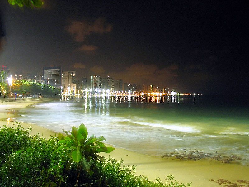 Archivo:Vista noturna da praia do nautico.jpg