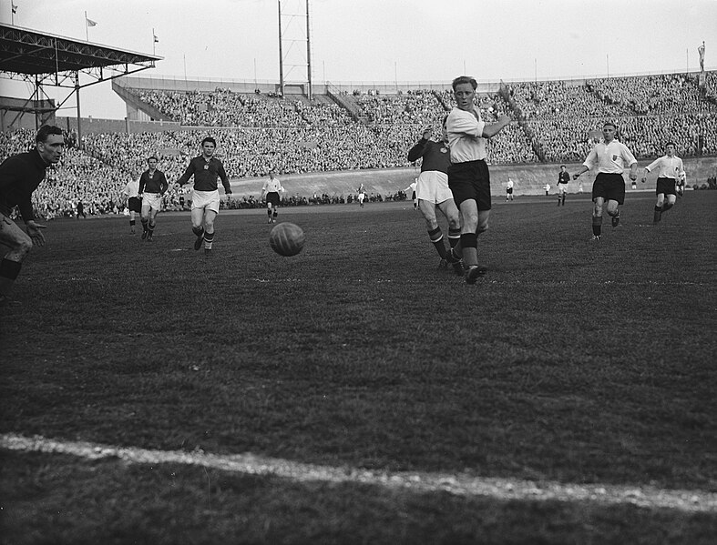 File:Voetbal Hongaars elftal tegen Amsterdamse elftal 4-1, Bestanddeelnr 906-4659.jpg