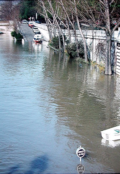 File:Voie sur berge sous les eaux de la Seine 1983.jpg