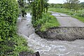 Der Straßendurchbruch für die Rot in der Wanderslebener Bahnhofstraße, während des Hochwassers am 1. Juni 2013. Der Durchlass unter der Brücke ist für die Wassermassen zu eng.