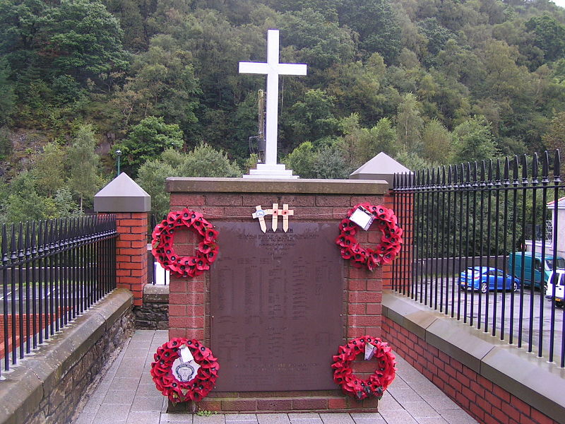 File:War memorial, Llanhilleth - geograph.org.uk - 1678347.jpg