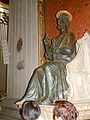 Statuo de Sankta Petro en la interno de la baziliko