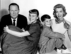Wendell Corey, Patty McCormack, Ray Farrell, dan Marsha Hunt dari Peck Bad Girl - 1959.jpg
