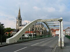 Le pont sur la Lys et l'église Saint-Médard.