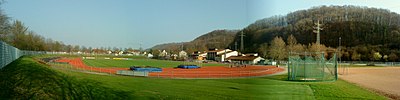 Wiesentalstadion in Höllstein, rechts im Hintergrund die Wiesentalhalle