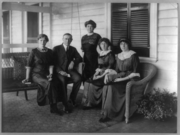 Woodrow Wilson con su esposa y tres hijas.png