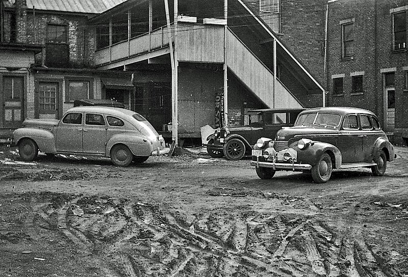 File:WorthingtonMudLot1940.jpg