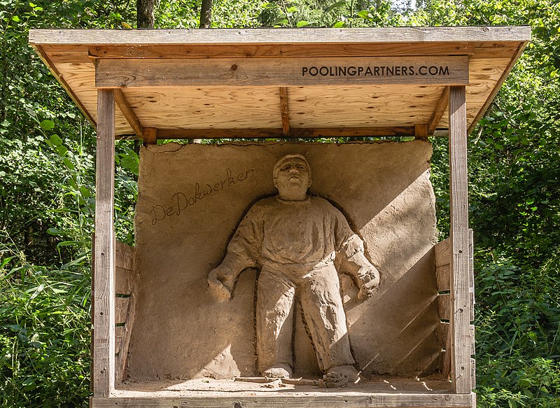 File:Zandsculpturen in het Kuinderbos (Flevoland). 31-08-2020. (actm.) 13.jpg