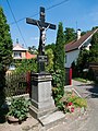 Čeština: Křížek u domu č.p. 17 ve Zdislavicích v okrese Benešov English: Cross at house No 17 in the village of Zdislavice, Benešov district, Czech Republic