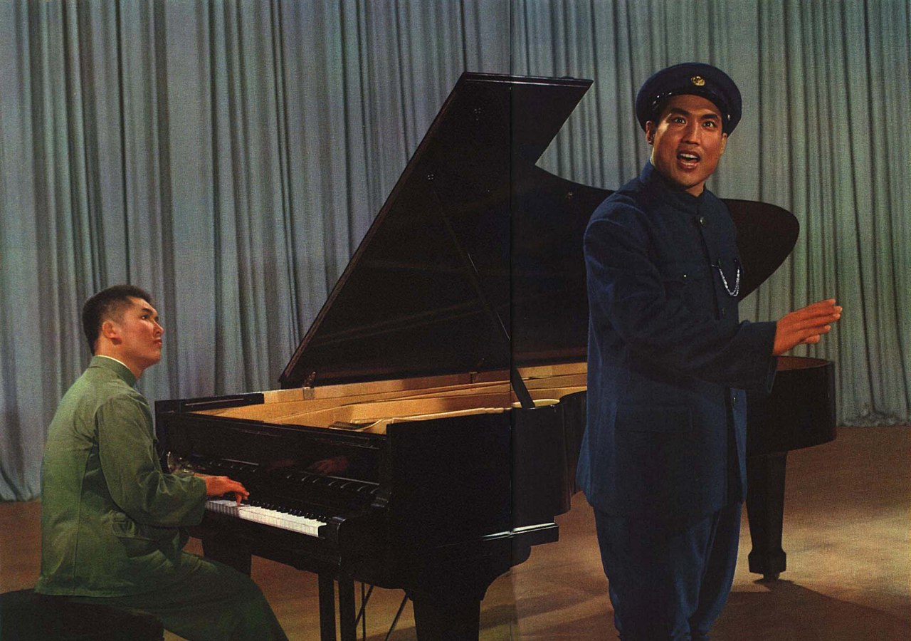 File:人民画报1968-09-殷承宗钢琴伴奏钱浩梁演唱《红灯记》.jpg 