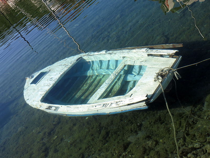 File:Šolta Nečujam Hrvatska rotten boat 2012 b.jpg