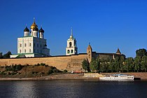 Pskov Velikiy çayının sahilində yerləşir.