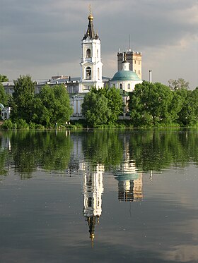 Campanario con la Iglesia de San Nicolás el Wonderworker, 2008