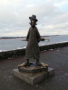 Statue des Schriftstellers Anton Tschechow, der 1890 Tomsk besuchte und in seinem Reisebericht In Sibirien porträtierte