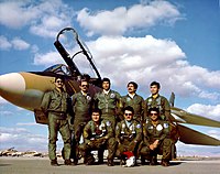 Einige iranische F-14-Jagdflieger: Die Stehenden von links: Jalil Zandi – Gholam Hashempour – Assadollah Adeli – Ahmad Moradi Talebi – Gholam Reza Nezamabadi. Die Sitzenden von links: Zahedi – Ali Reza Geranpaye – unbekannt