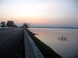 Cesta na hřebeni přehrady Pa Sak Jolasid Dam, okres Phatthana Nikhom
