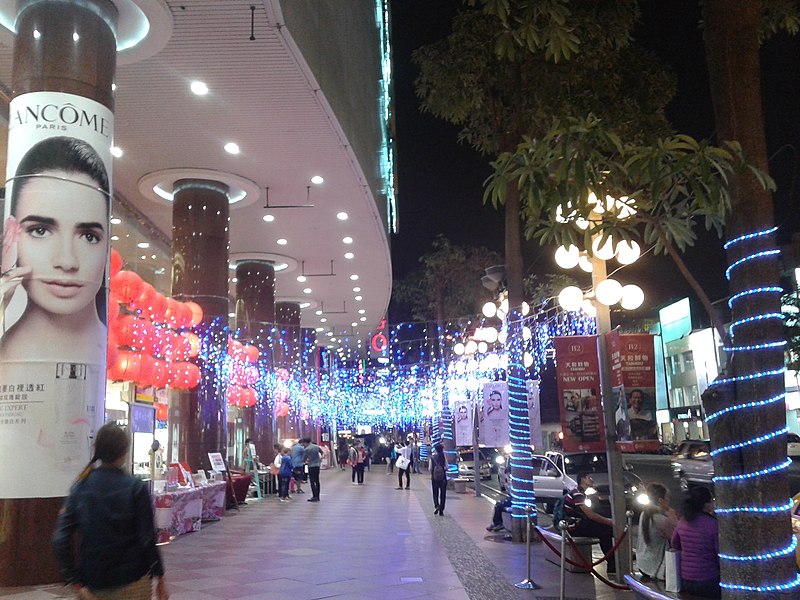 File:高雄SOGO前夜景 - panoramio.jpg