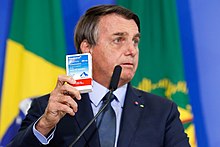 Sufocado pela inflação, Bolsonaro transfere responsabilidade e